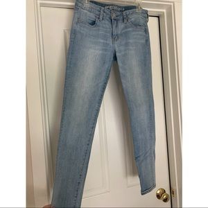 AE Light Wash Stretchy Skinny High Waisted Jeggings. Size 8 Regular.